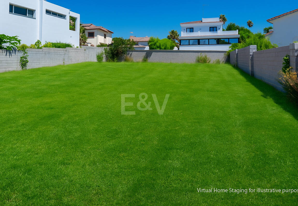 Exceptionell strandläge med stor potential för en modern villa eller investeringar