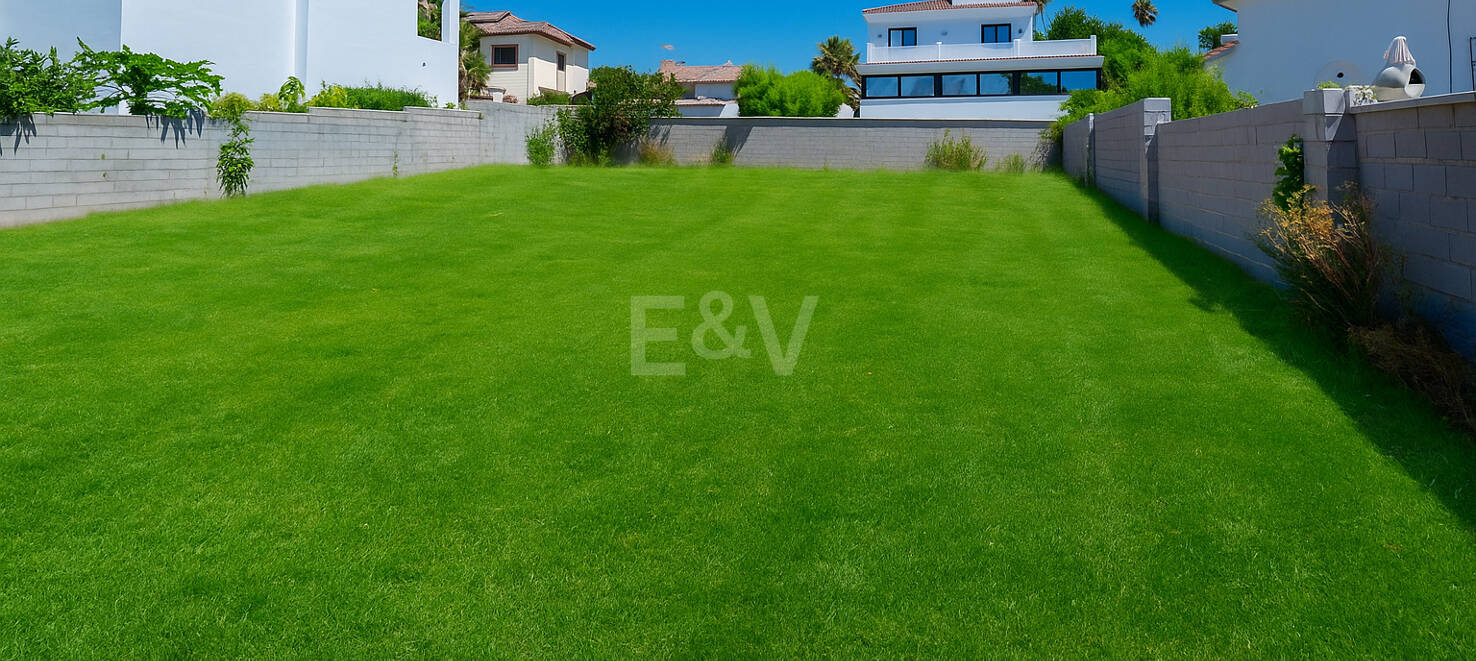 Situation exceptionnelle au bord de la plage avec un grand potentiel pour une villa ou un investissement moderne