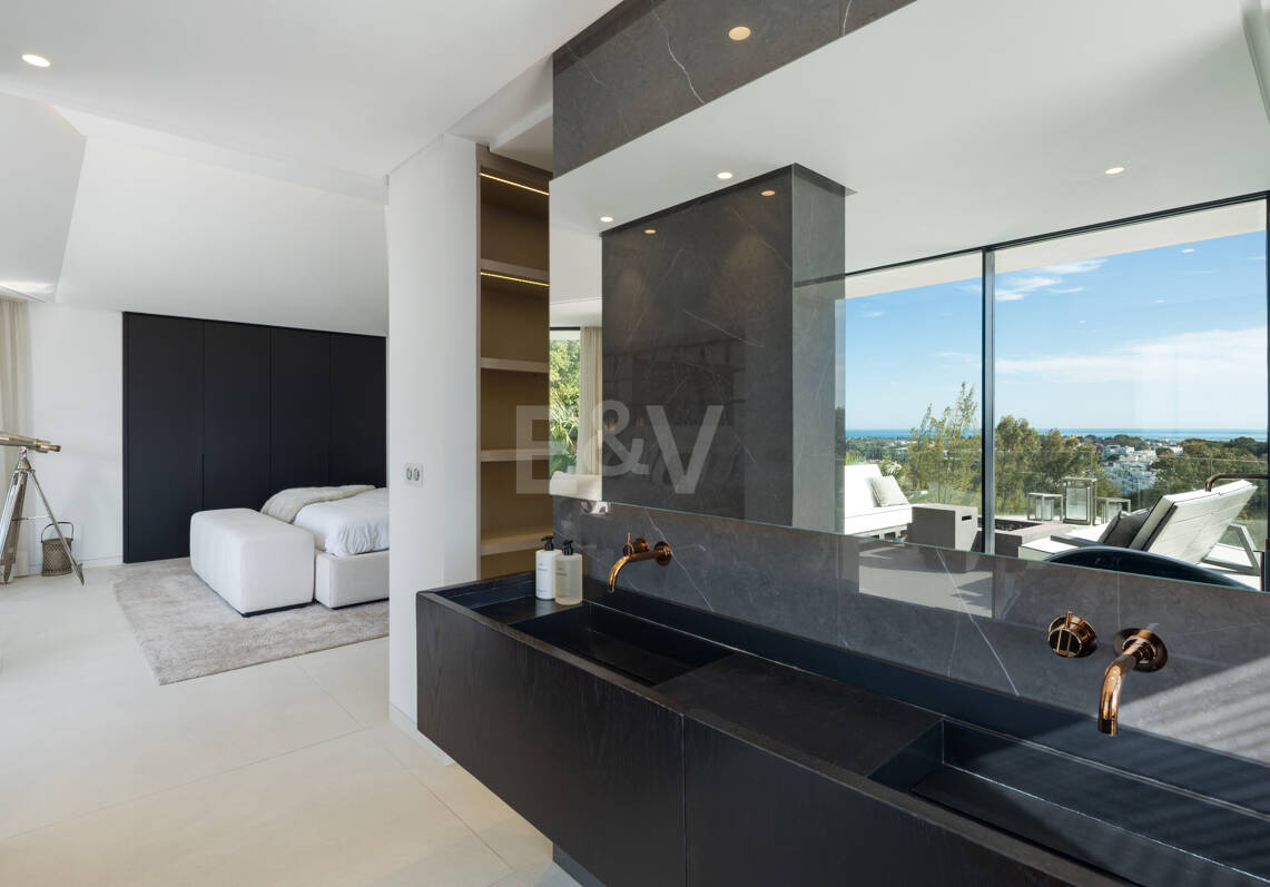 Author's Villa with Modern Design, Wellness, and Resort Style in La Quinta