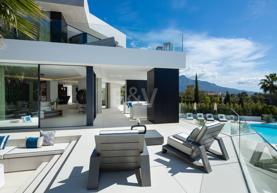 Author's Villa with Modern Design, Wellness, and Resort Style in La Quinta