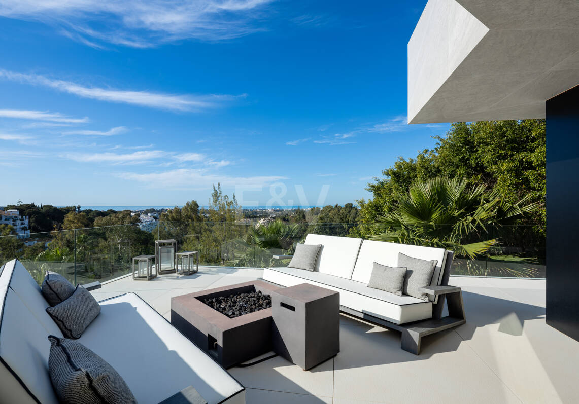 Author's Villa with Modern Design, Wellness, and Resort Style in La Quinta