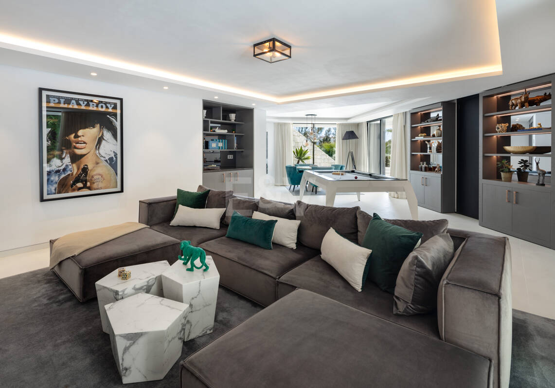 Author's Villa with Modern Design, Wellness, and Resort Style in La Quinta