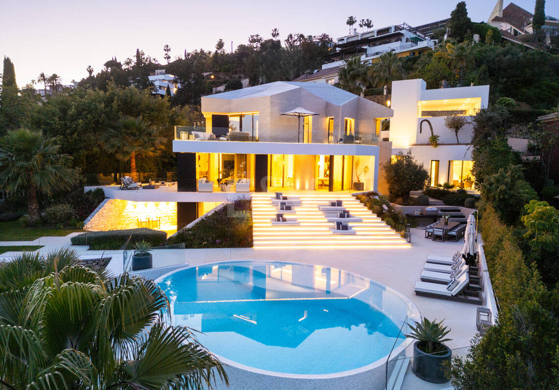Author's Villa with Modern Design, Wellness, and Resort Style in La Quinta