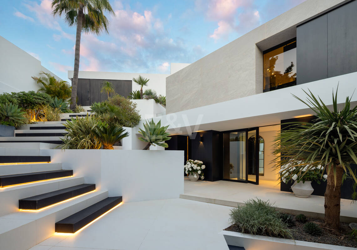 Author's Villa with Modern Design, Wellness, and Resort Style in La Quinta