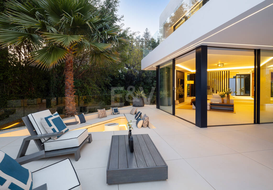 Author's Villa with Modern Design, Wellness, and Resort Style in La Quinta