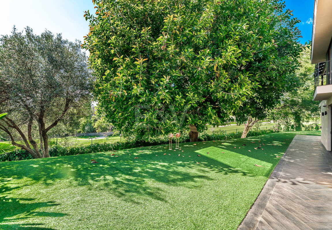 Gorgeous Balinese-Style Villa Omgiven av golfbanor