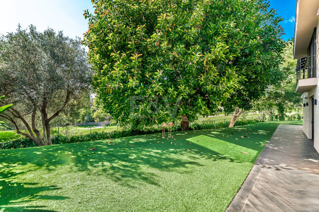 Gorgeous Balinese-Style Villa Omgiven av golfbanor