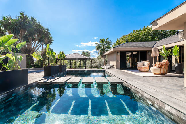 Gorgeous Balinese-Style Villa Omgiven av golfbanor