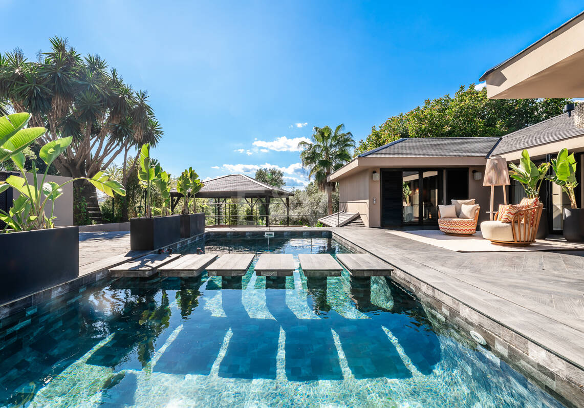 Gorgeous Balinese-Style Villa Surrounded by Golf Courses