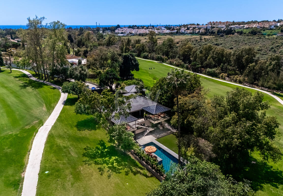 Gorgeous Balinese-Style Villa Omgiven av golfbanor