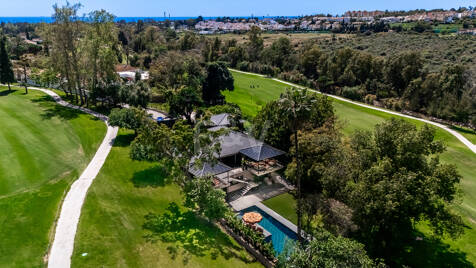 Superbe Villa de Style Balinais Entourée de Terrains de Golf