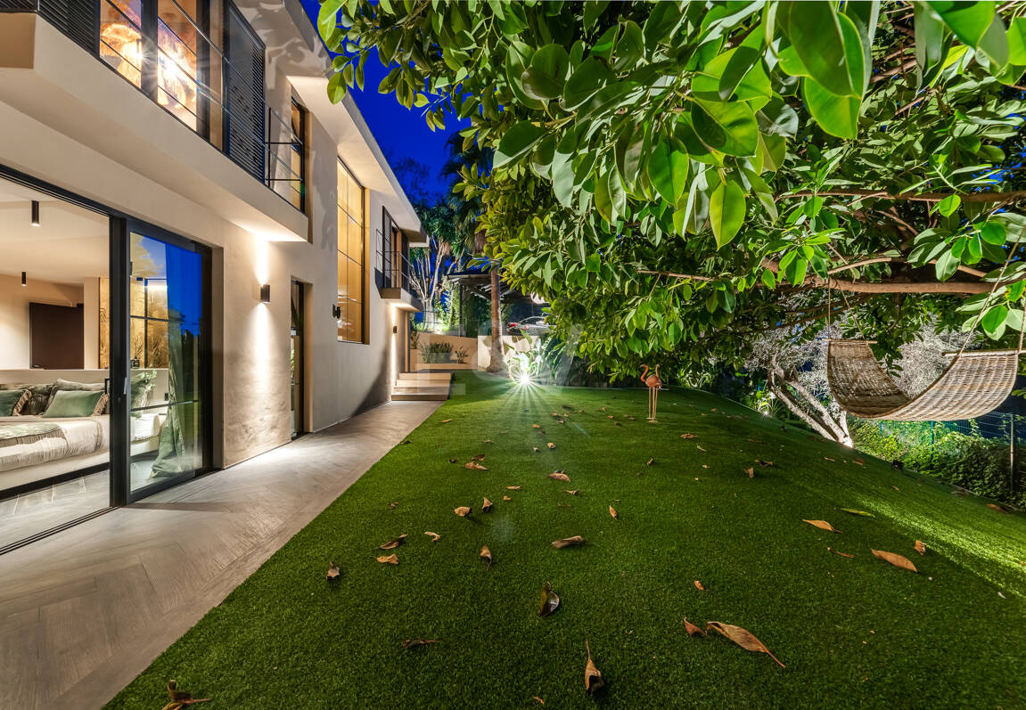 Gorgeous Balinese-Style Villa Omgiven av golfbanor