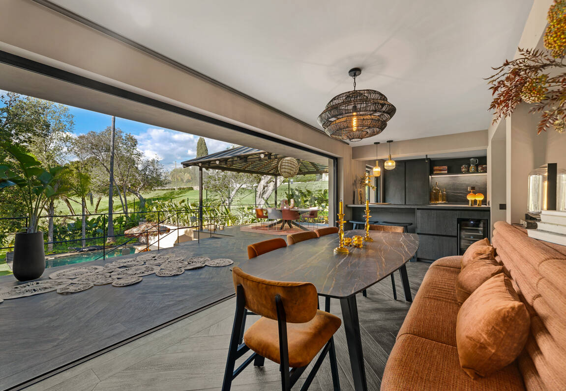 Gorgeous Balinese-Style Villa Omgiven av golfbanor