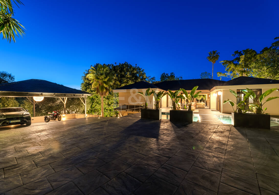 Gorgeous Balinese-Style Villa Surrounded by Golf Courses