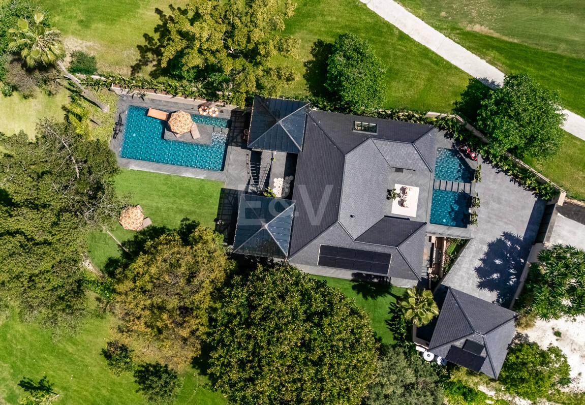 Gorgeous Balinese-Style Villa Omgiven av golfbanor