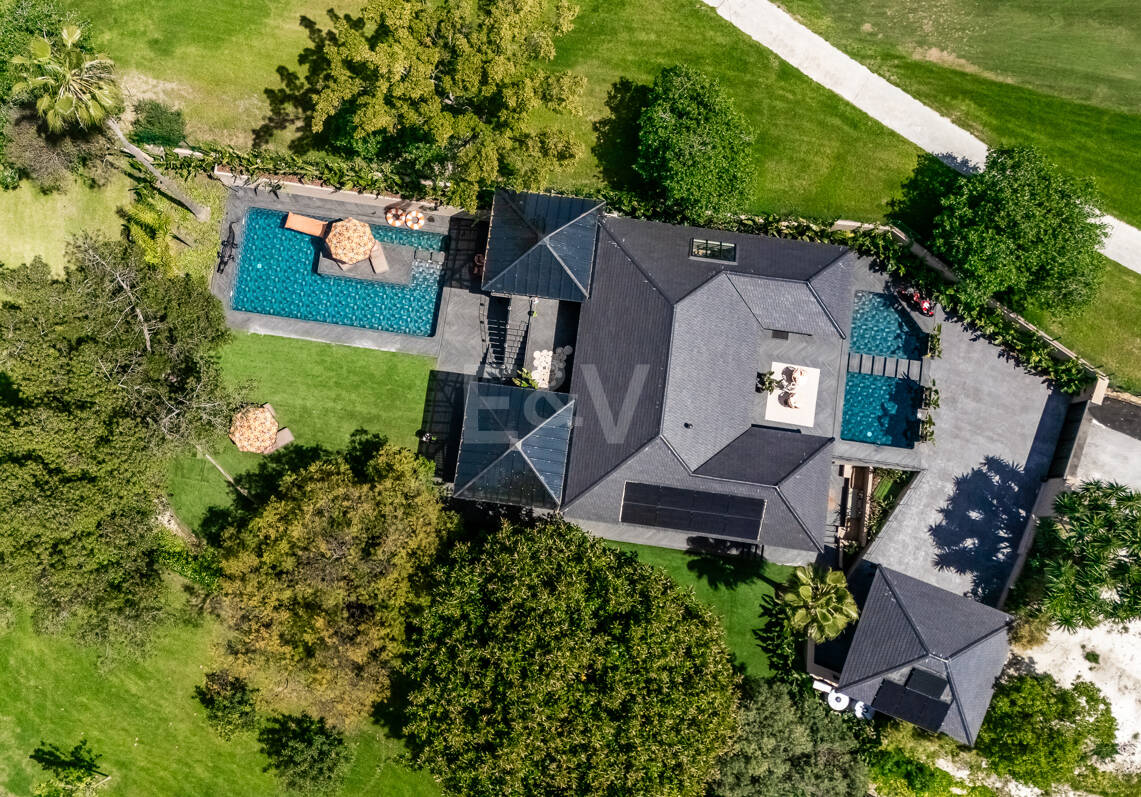 Gorgeous Balinese-Style Villa Surrounded by Golf Courses