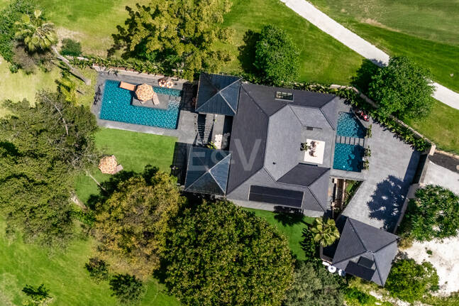 Gorgeous Balinese-Style Villa Omgiven av golfbanor