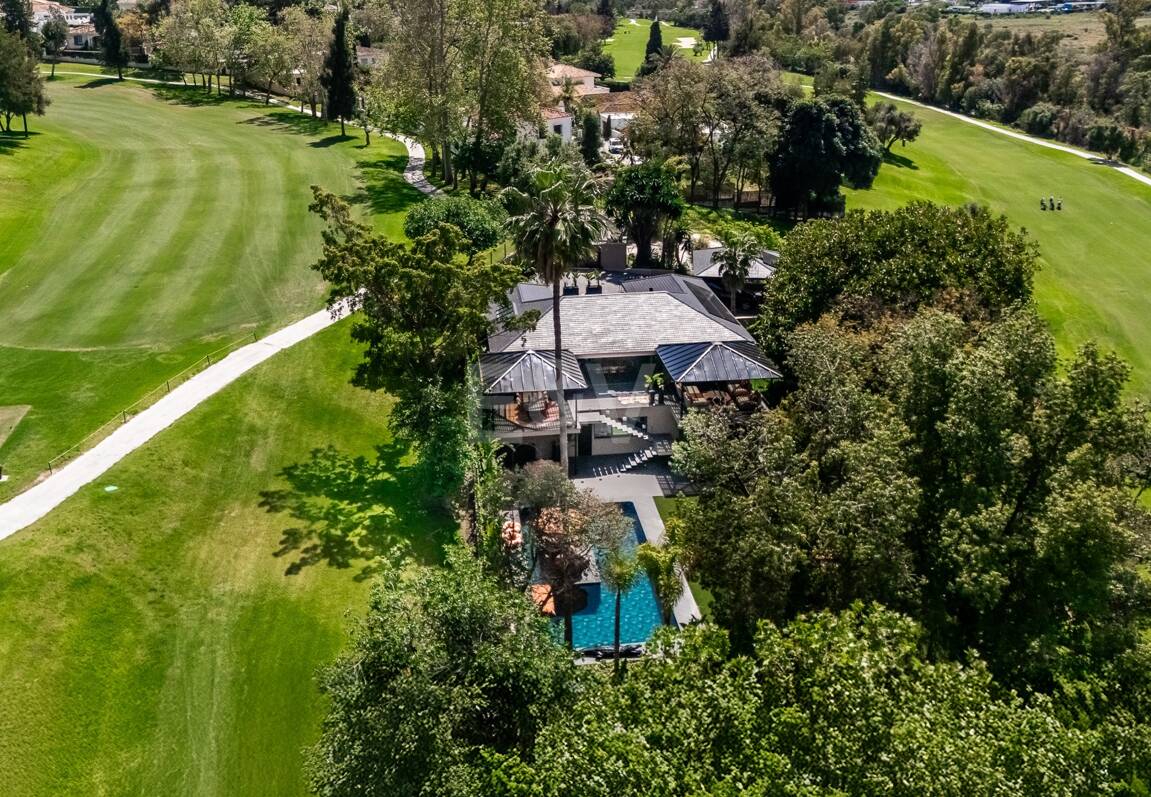 Gorgeous Balinese-Style Villa Omgiven av golfbanor