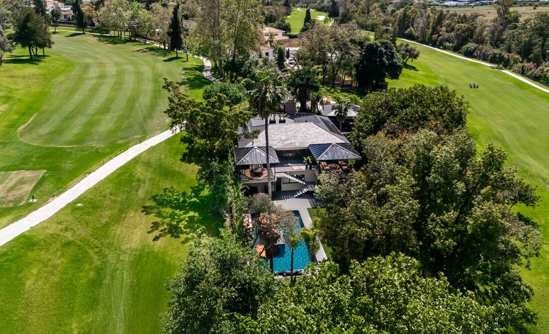 Balinesische Smart-Villa, umgeben von Golfplätzen und Natur