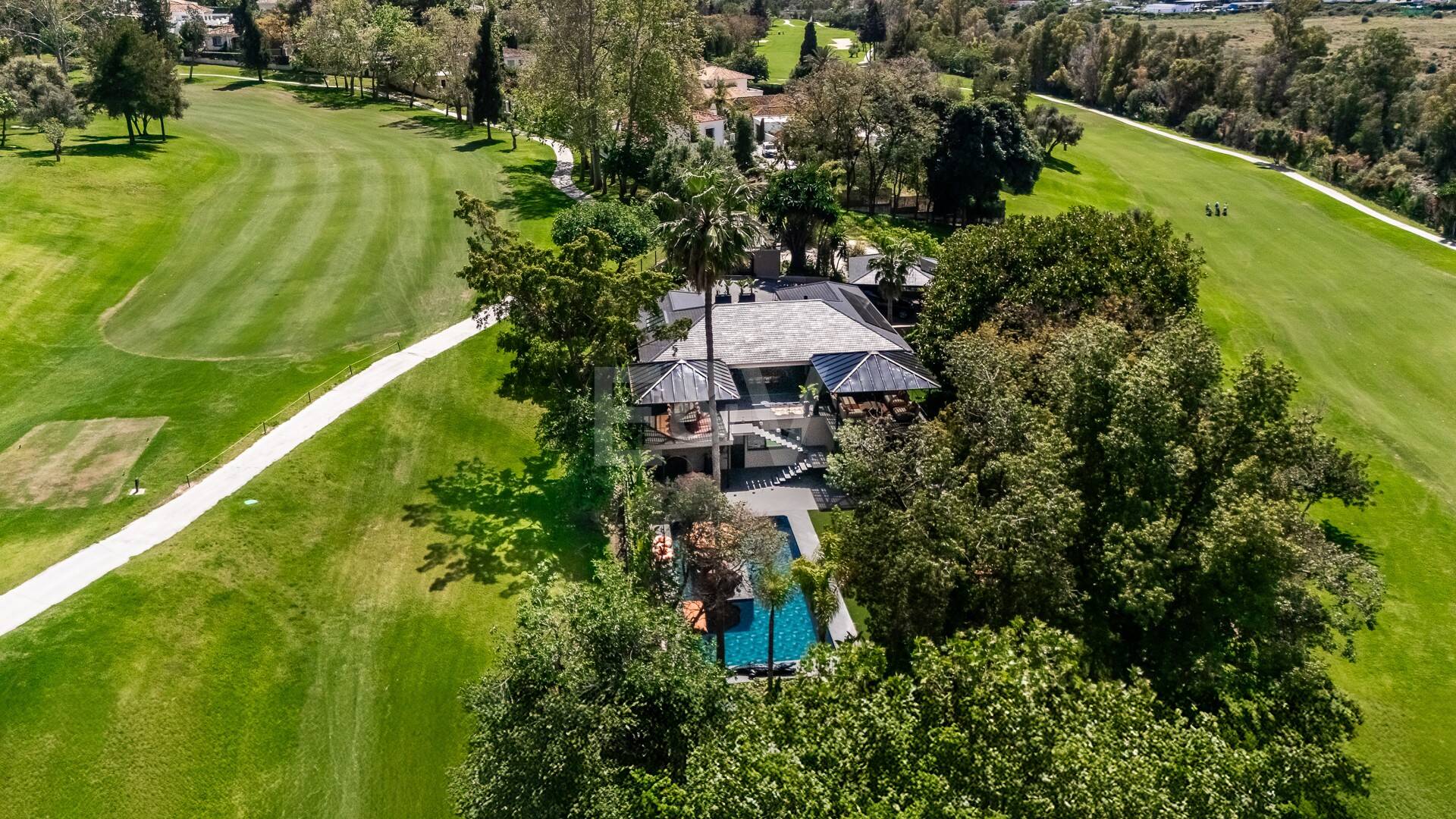 Gorgeous Balinese-Style Villa Omgiven av golfbanor