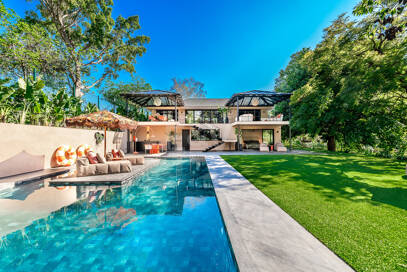 Gorgeous Balinese-Style Villa Omgiven av golfbanor