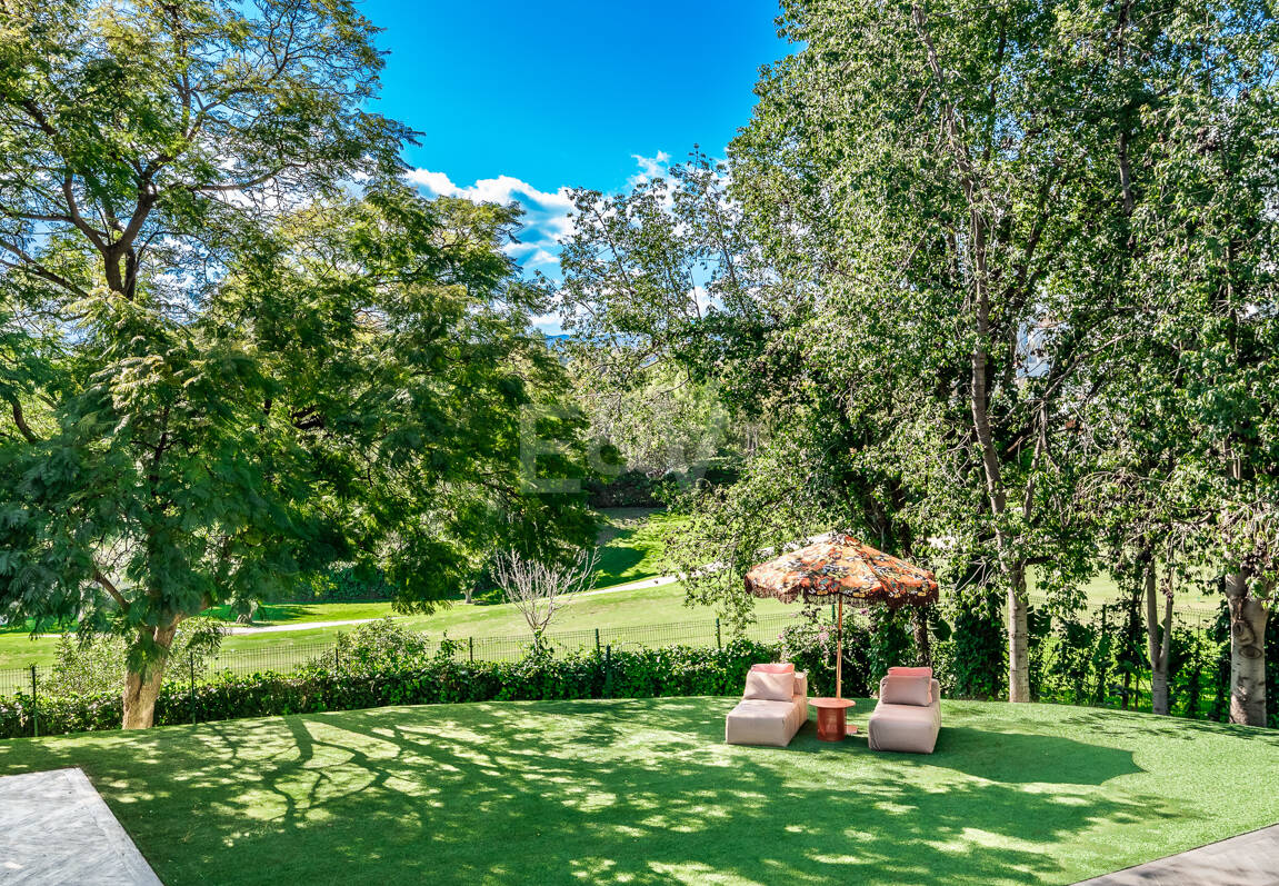 Gorgeous Balinese-Style Villa Omgiven av golfbanor