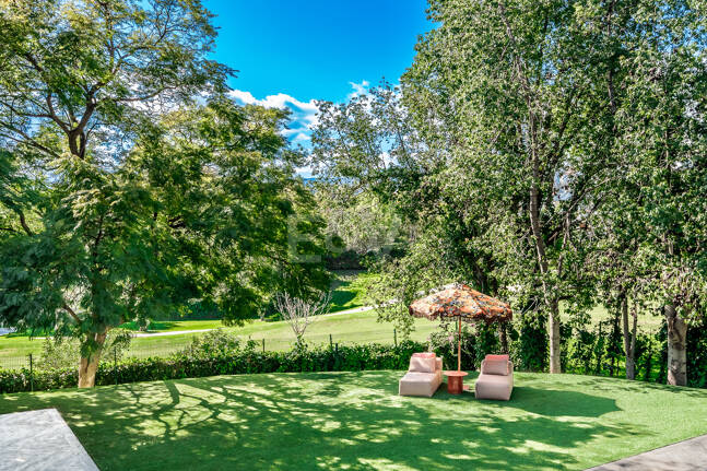 Gorgeous Balinese-Style Villa Omgiven av golfbanor