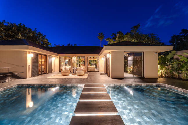 Gorgeous Balinese-Style Villa Omgiven av golfbanor