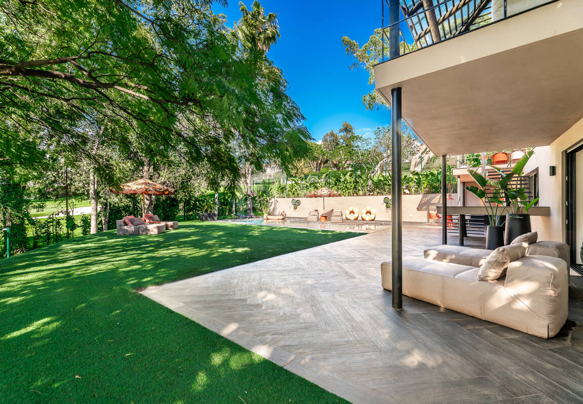 Gorgeous Balinese-Style Villa Omgiven av golfbanor