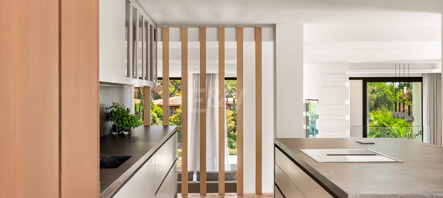Luxusvilla in bester Golf-Frontlage