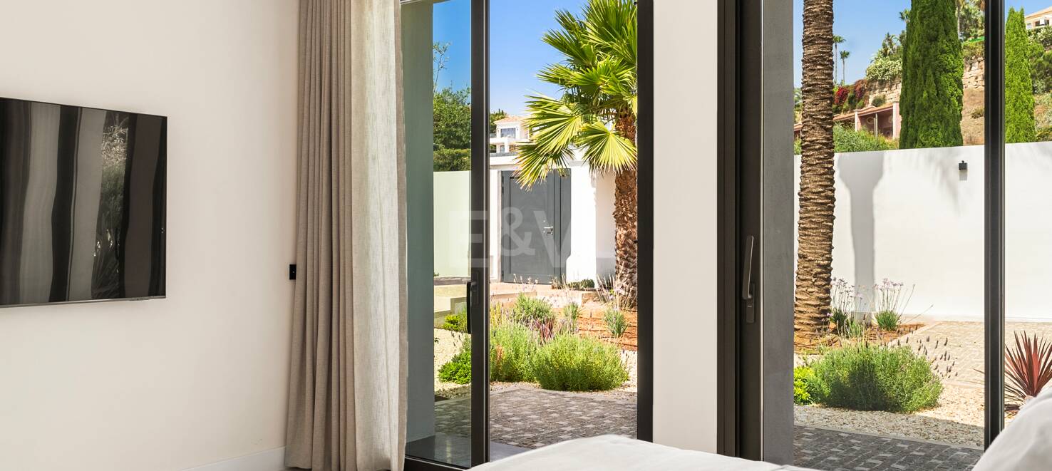 Luxusvilla in bester Golf-Frontlage