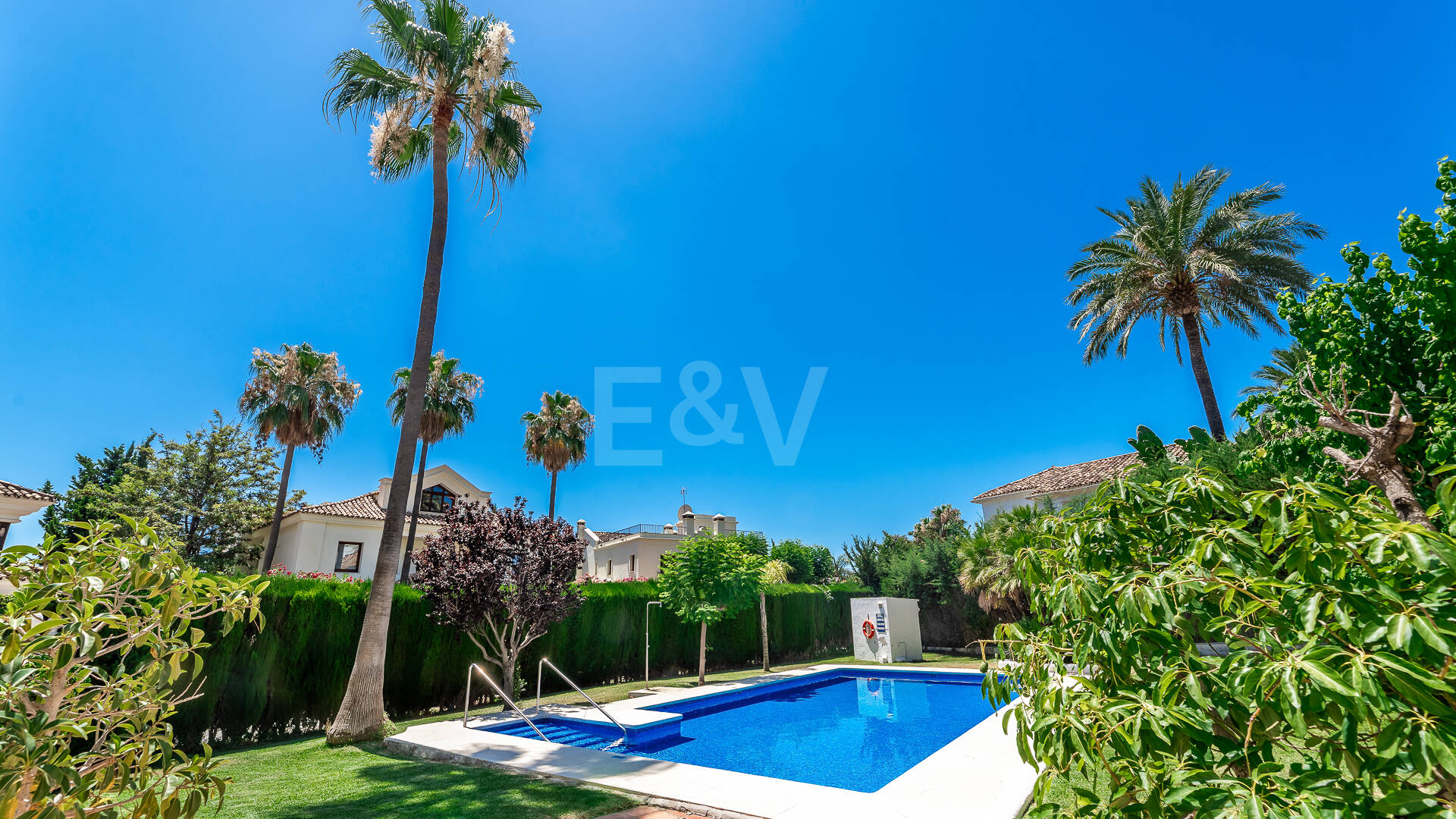 Andalusische Eleganz Trifft auf Modernen Komfort in Balcones de Sierra Blanca