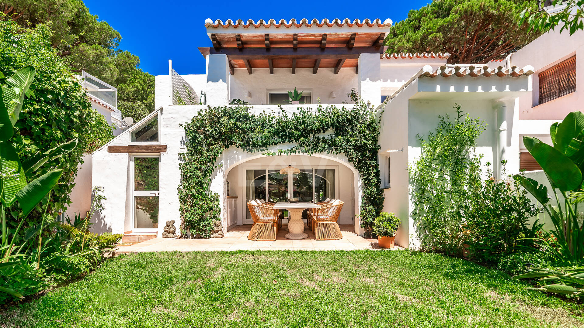Andalusische Eleganz Trifft auf Modernen Komfort in Balcones de Sierra Blanca