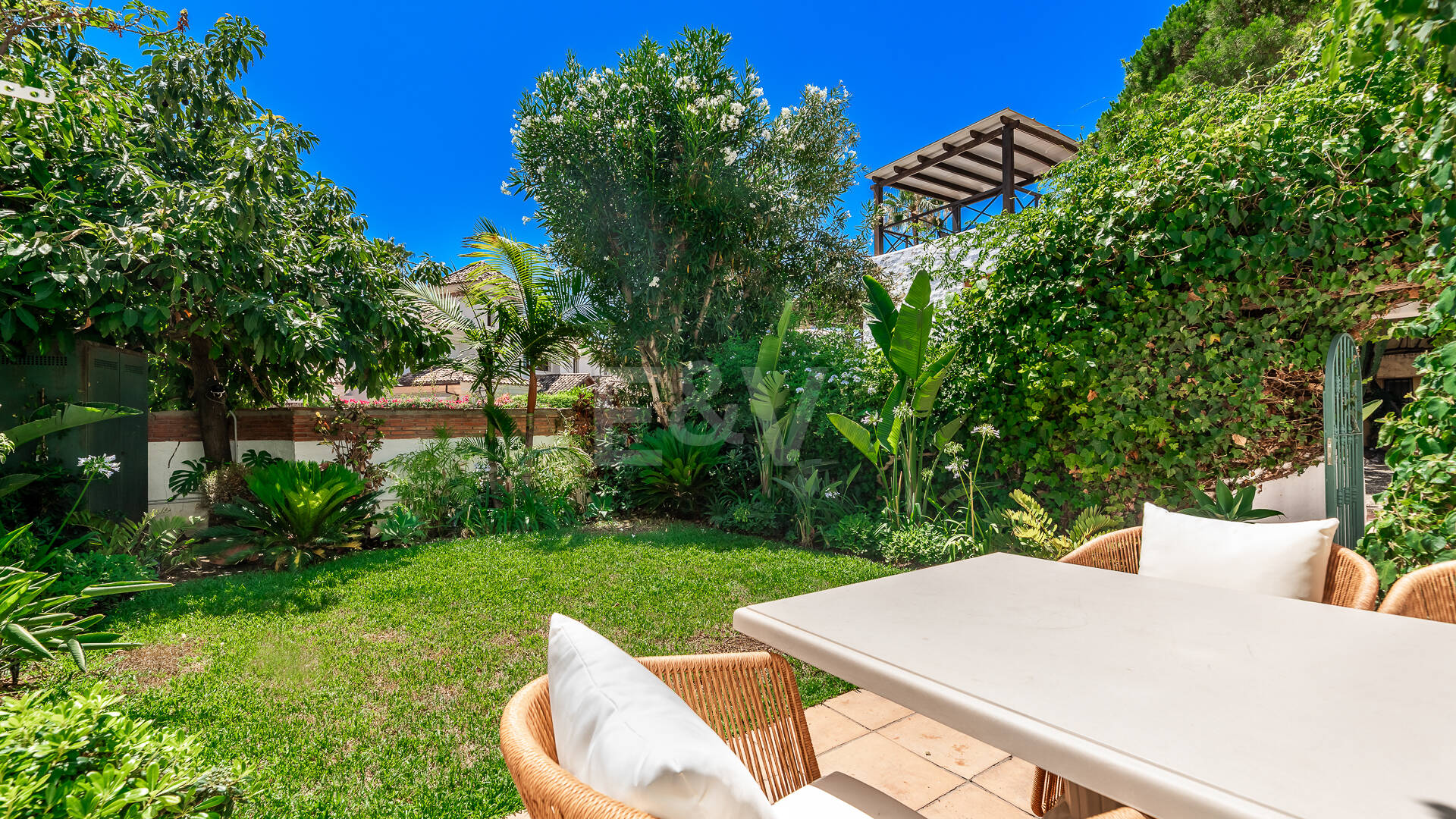 Andalusische Eleganz Trifft auf Modernen Komfort in Balcones de Sierra Blanca