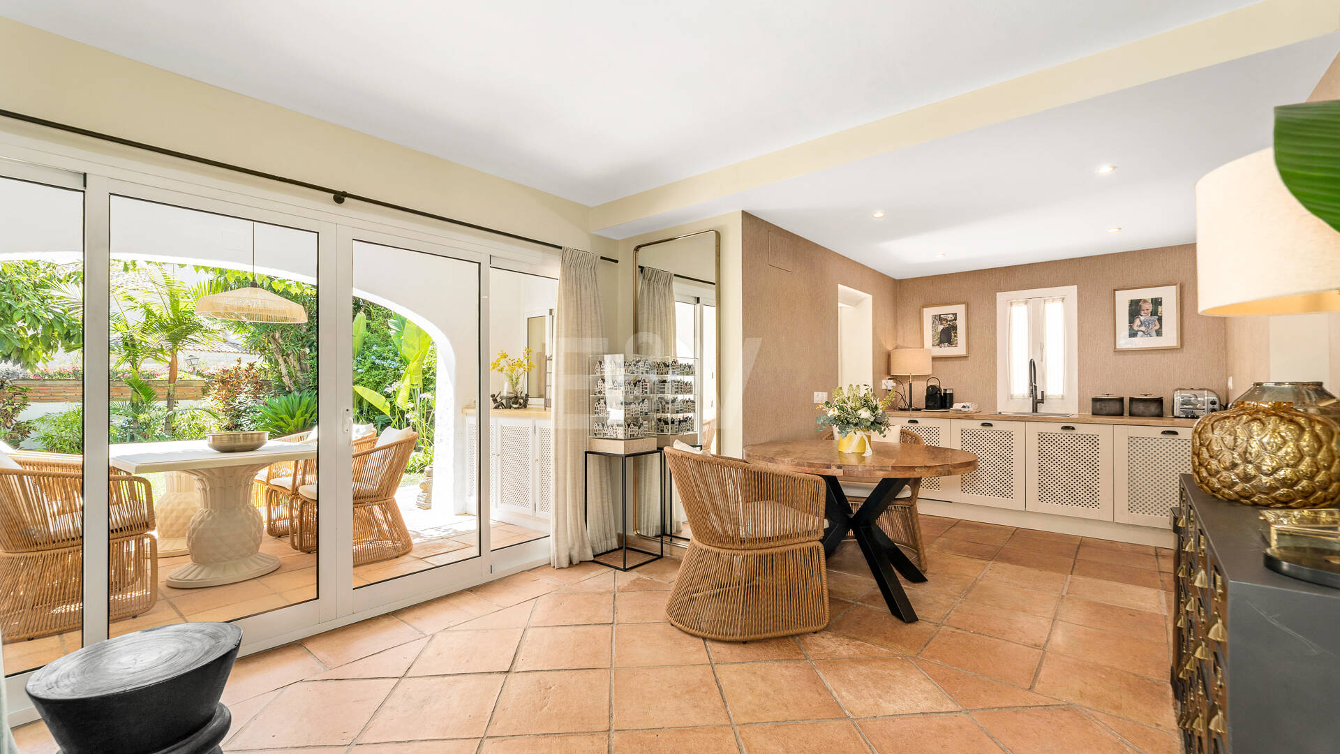 Andalusische Eleganz Trifft auf Modernen Komfort in Balcones de Sierra Blanca