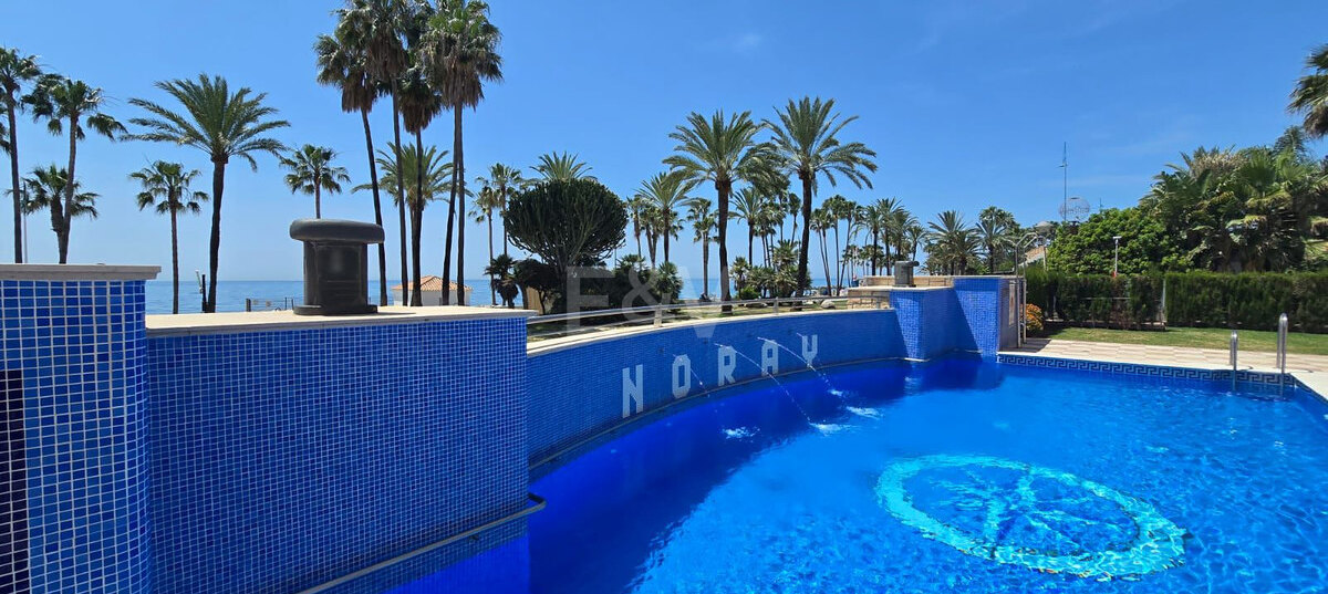 Seaside Lägenhet med privat terrass med utsikt över havet