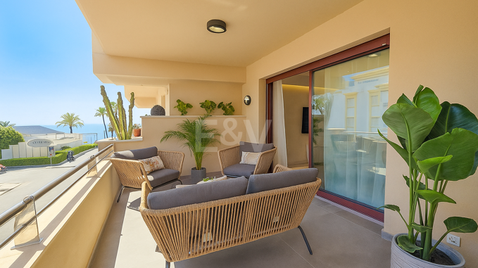 Seaside Lägenhet med privat terrass med utsikt över havet