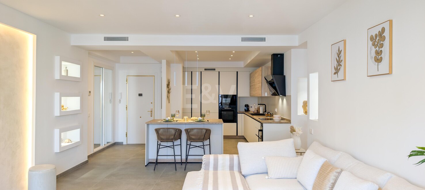 Seaside Apartment with Private Terrace Overlooking the Sea