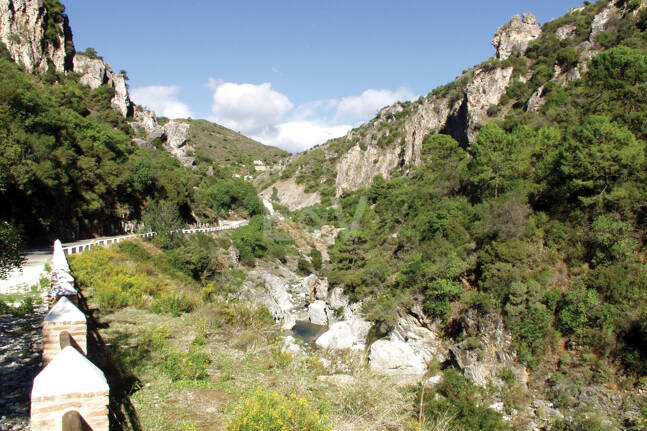 Une nouvelle maison entourée de montagnes, de golf et de mer