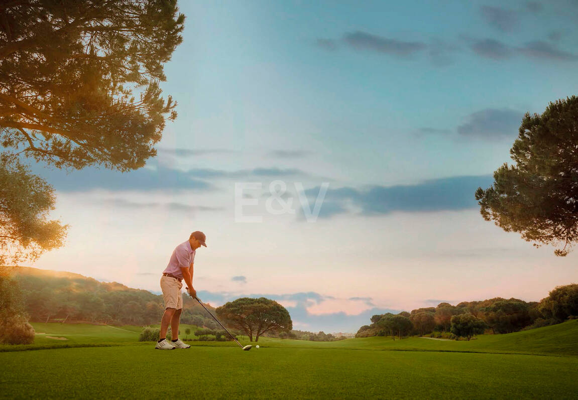 Une nouvelle maison entourée de montagnes, de golf et de mer