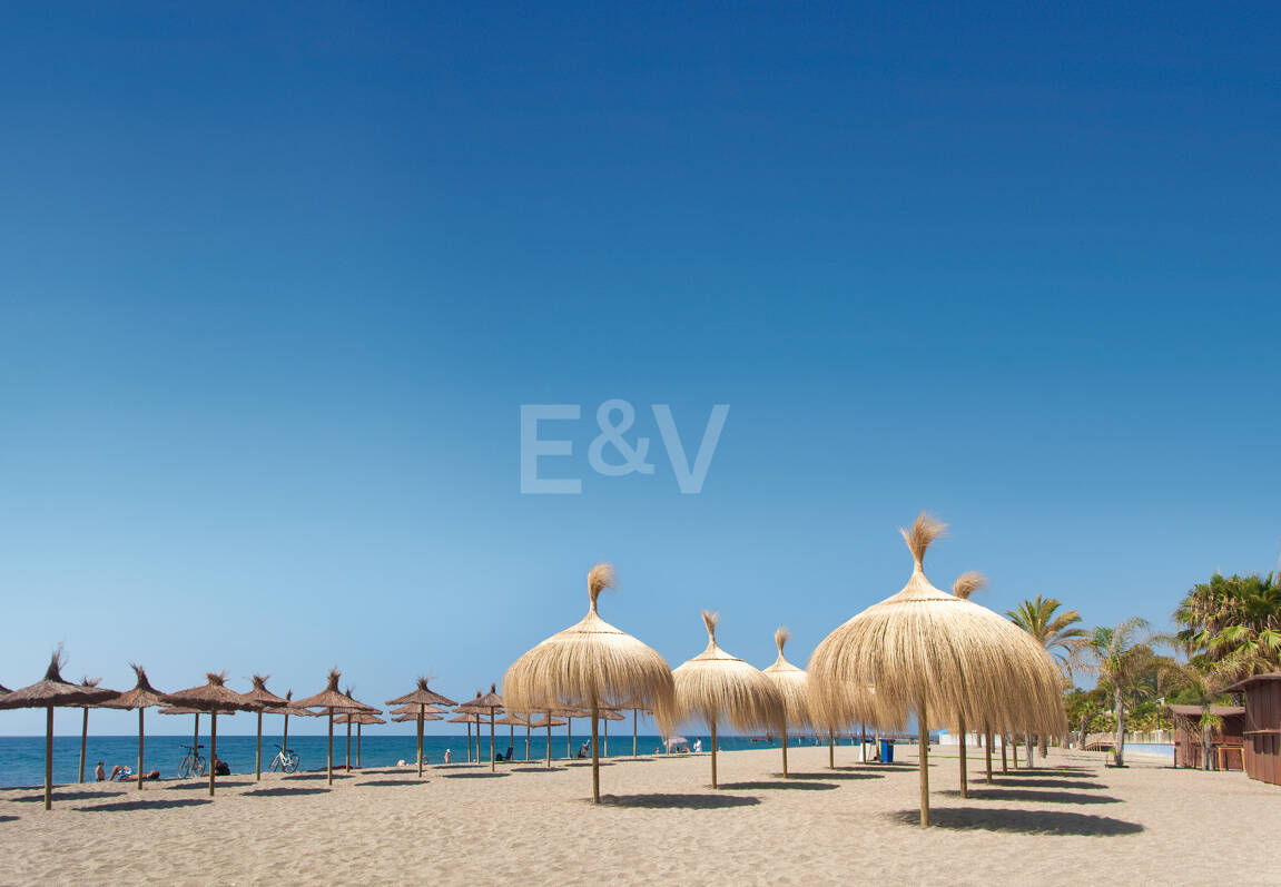 Une nouvelle maison entourée de montagnes, de golf et de mer