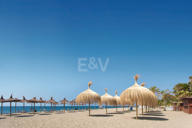 Une nouvelle maison entourée de montagnes, de golf et de mer