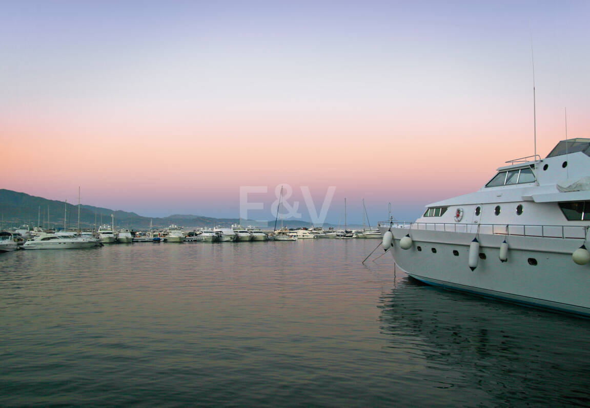 Une nouvelle maison entourée de montagnes, de golf et de mer