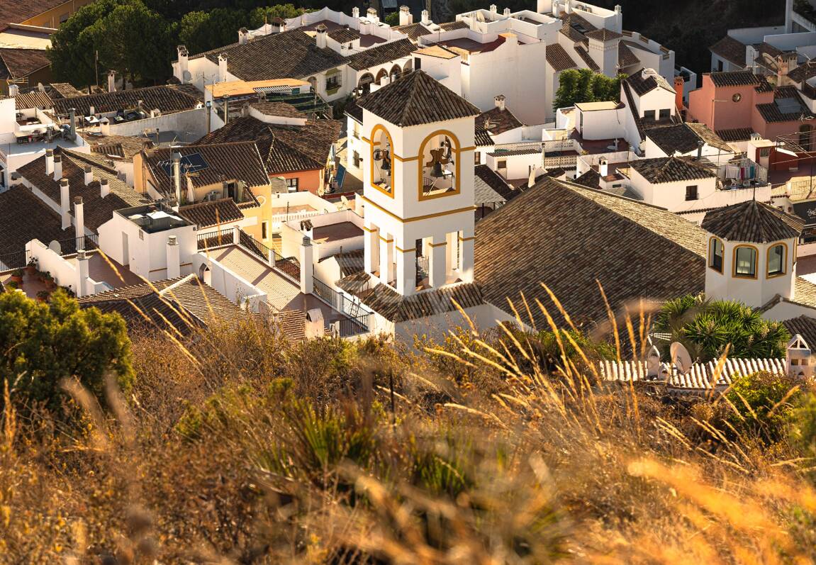 Une nouvelle maison entourée de montagnes, de golf et de mer