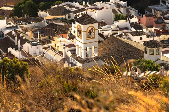 Une nouvelle maison entourée de montagnes, de golf et de mer