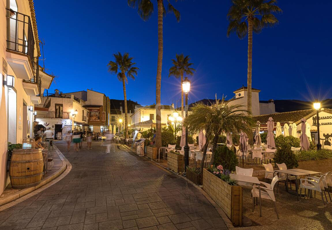 Une nouvelle maison entourée de montagnes, de golf et de mer