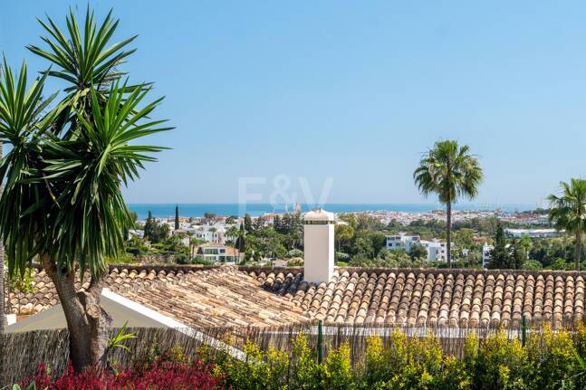 Élégante villa méditerranéenne avec vue sur la mer à Nueva Andalousie