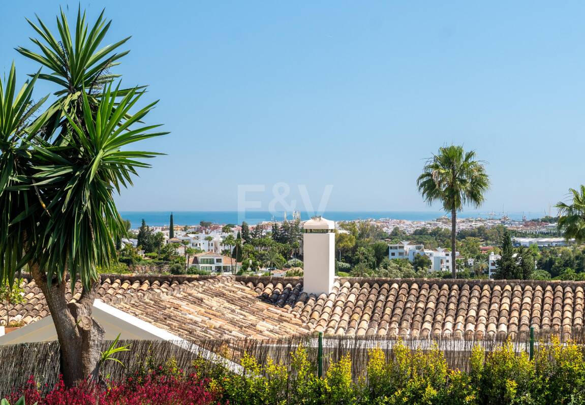 Élégante villa méditerranéenne avec vue sur la mer à Nueva Andalousie