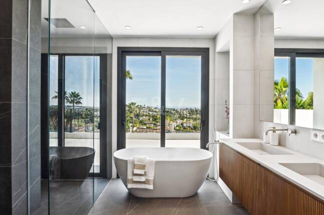 Élégante villa méditerranéenne avec vue sur la mer à Nueva Andalousie