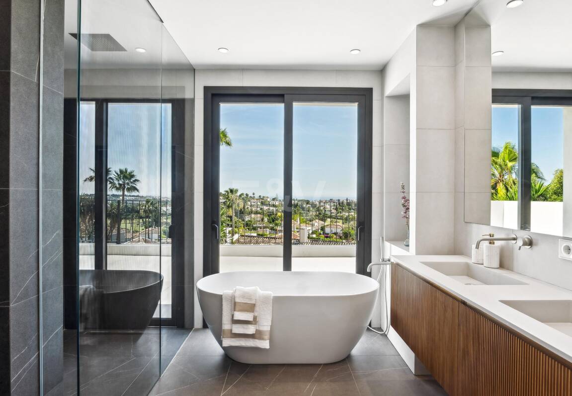 Élégante villa méditerranéenne avec vue sur la mer à Nueva Andalousie